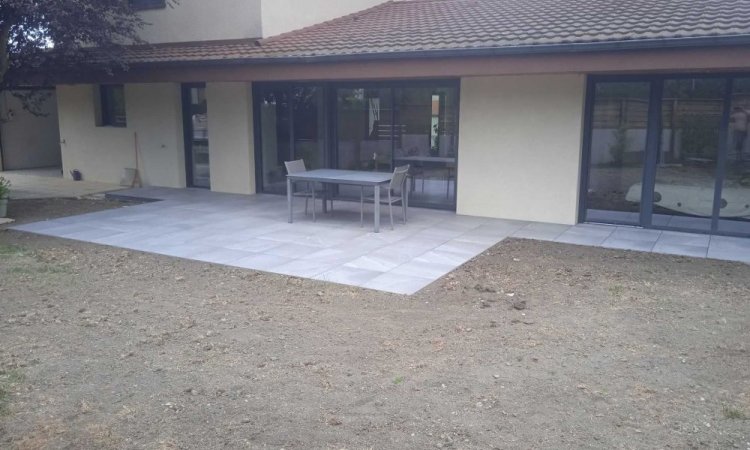 Extension d' une terrasse avec des dalles en grès céramique sur plot réglable à Perignat les Sarliève
