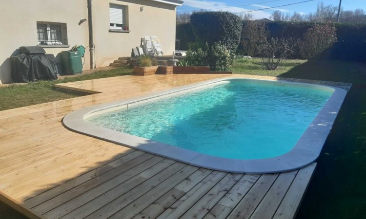 Pose d'une piscine avec aménagement en terrasse bois Pont du chateau (63)